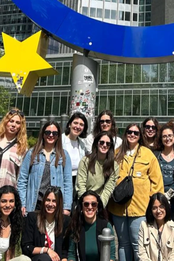 Grupo de educadores de HELMECA junto al símbolo del euro en Frankfurt